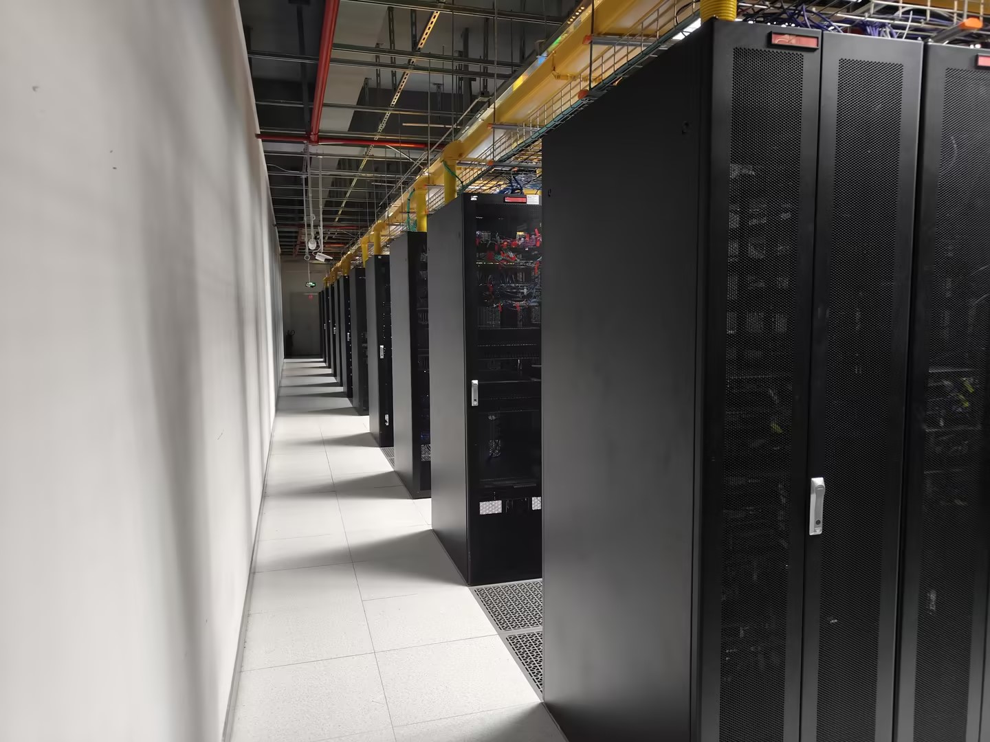 国门大厦机房的电力可以做到多少？